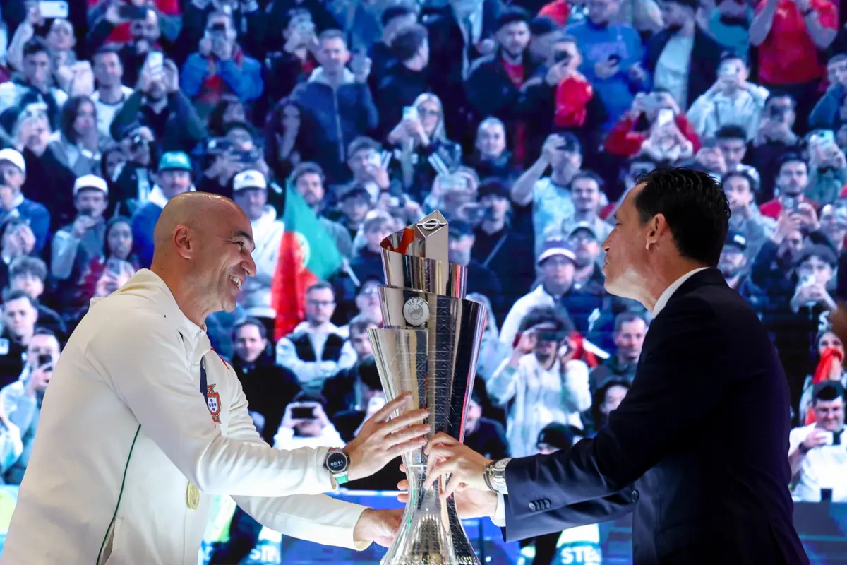 Roberto Martínez e Pedro Proença depositam o troféu