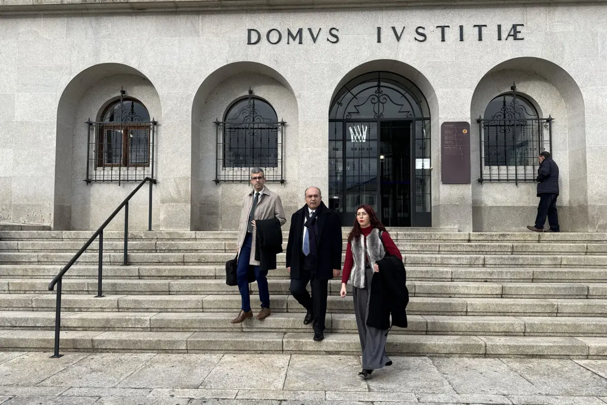 Rui Vaz Alves, ex-presindente da Câmara de Ribeira de Pena (ao centro) e o seu advogado, Gui Sarmento (à esquerda)