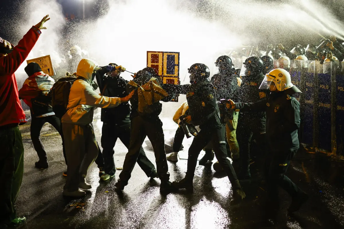 O número de participantes nas manifestações em massa tem vindo a aumentar de dia para dia