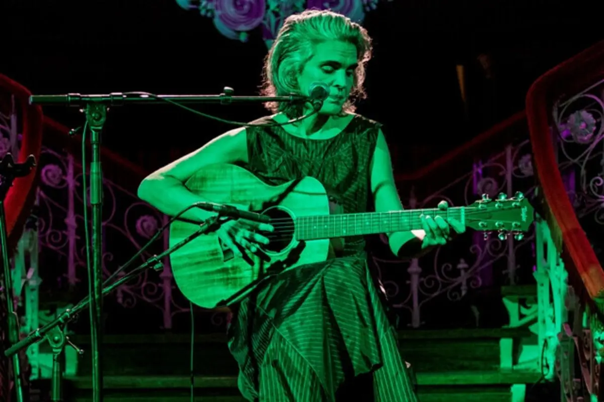 Cantora Lula Pena apresentará no Curtas uma criação musical com plantas “espontâneas”, na Casa do Xisto.