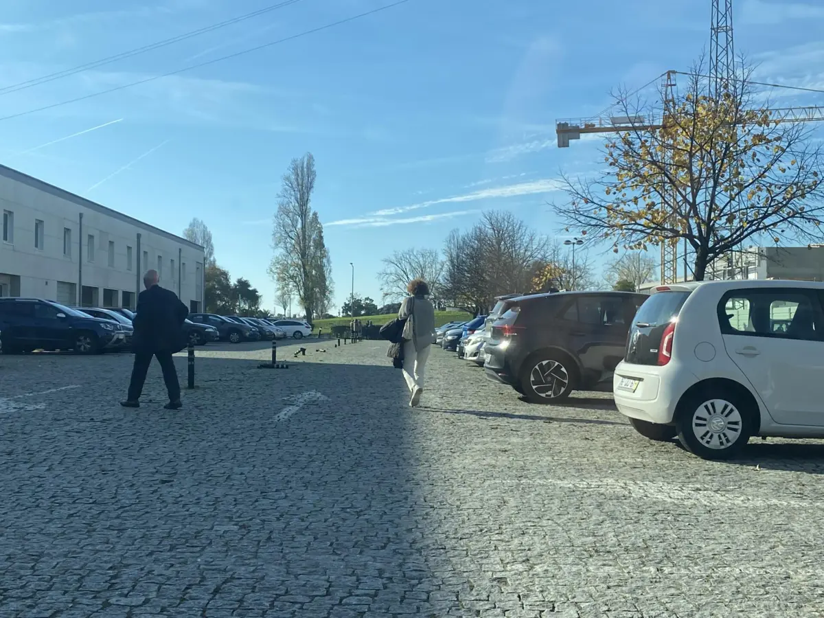 Arguidos que estão a ser julgados à chegada ao Tribunal de Matosinhos