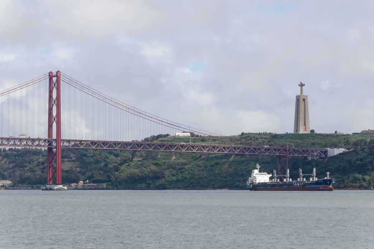 Ponte 25 de Abril liga as margens do Tejo entre Lisboa e Almada
