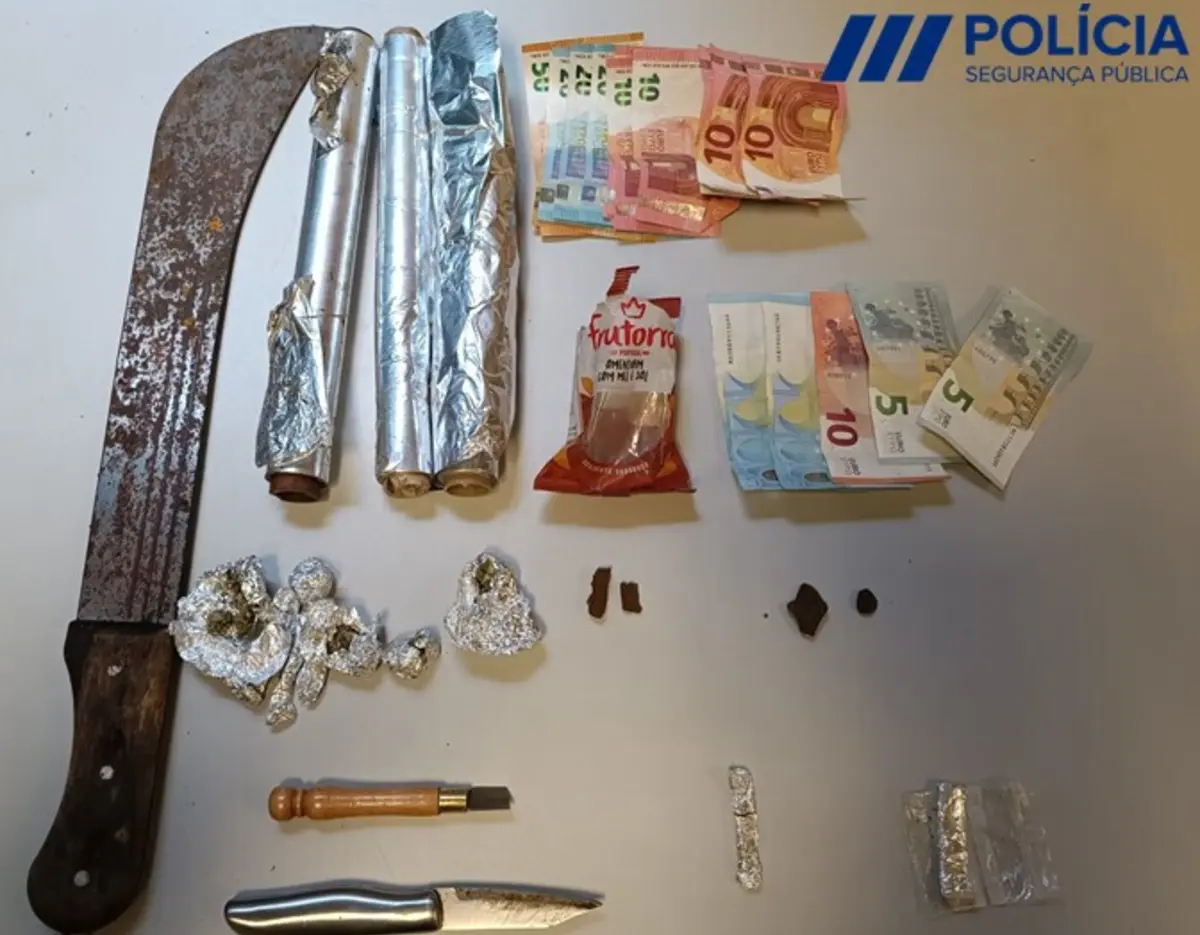 Droga e arma apreendidas pela Polícia
