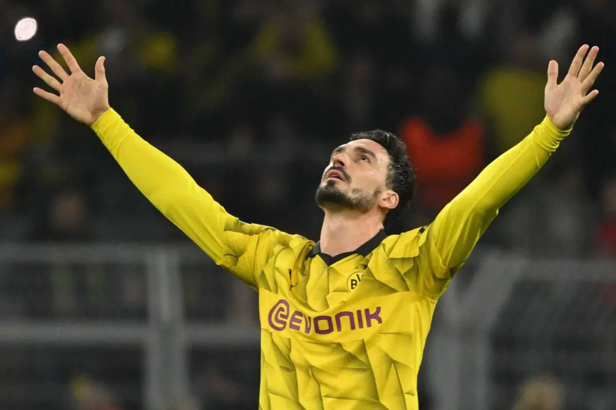 Hummels festeja o triunfo nos oitavos da Champions sobre o PSV