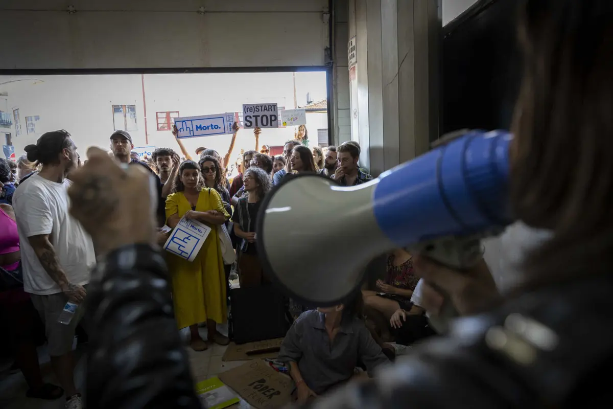 Centenas de pessoas manifestaram-se, esta terça-feira à tarde, contra o encerramento do Stop