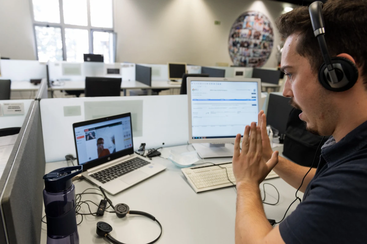 O canal está disponível 24 horas por dia e sete dias por semana.