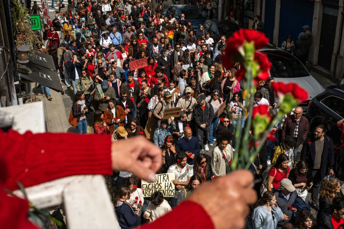Imagem de contexto do artigo Abril cobriu as ruas do Porto com milhares de cravos nas mãos