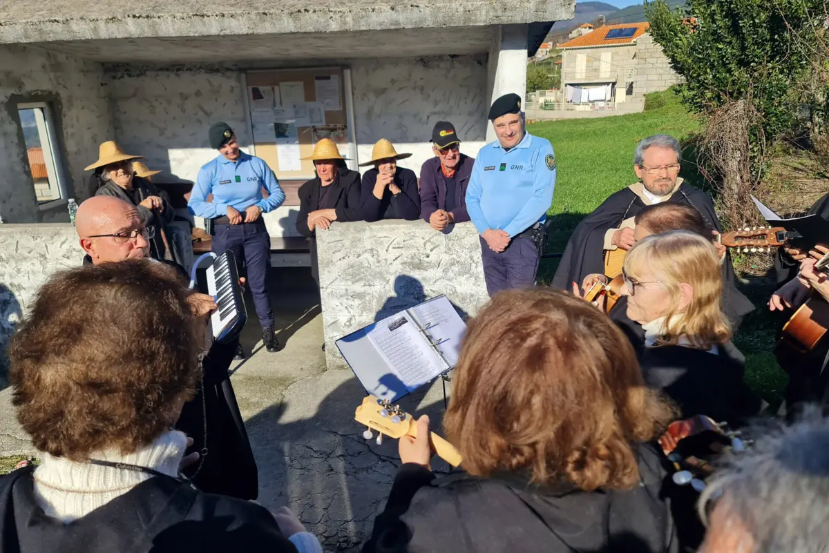 lzira, Guilhermina, Irene e Augusto na paragem do autocarro de Murgido com militares da GNR enquanto ouviam as janeiras
