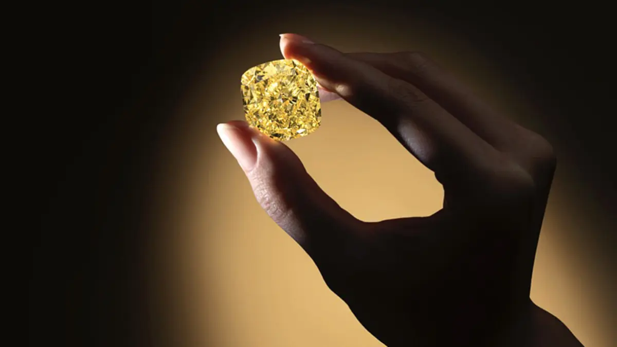 Diamante a leilão tem rara cor Vivid Yellow. União Europeia proibiu a compra e venda de diamantes russos em janeiro de 2024