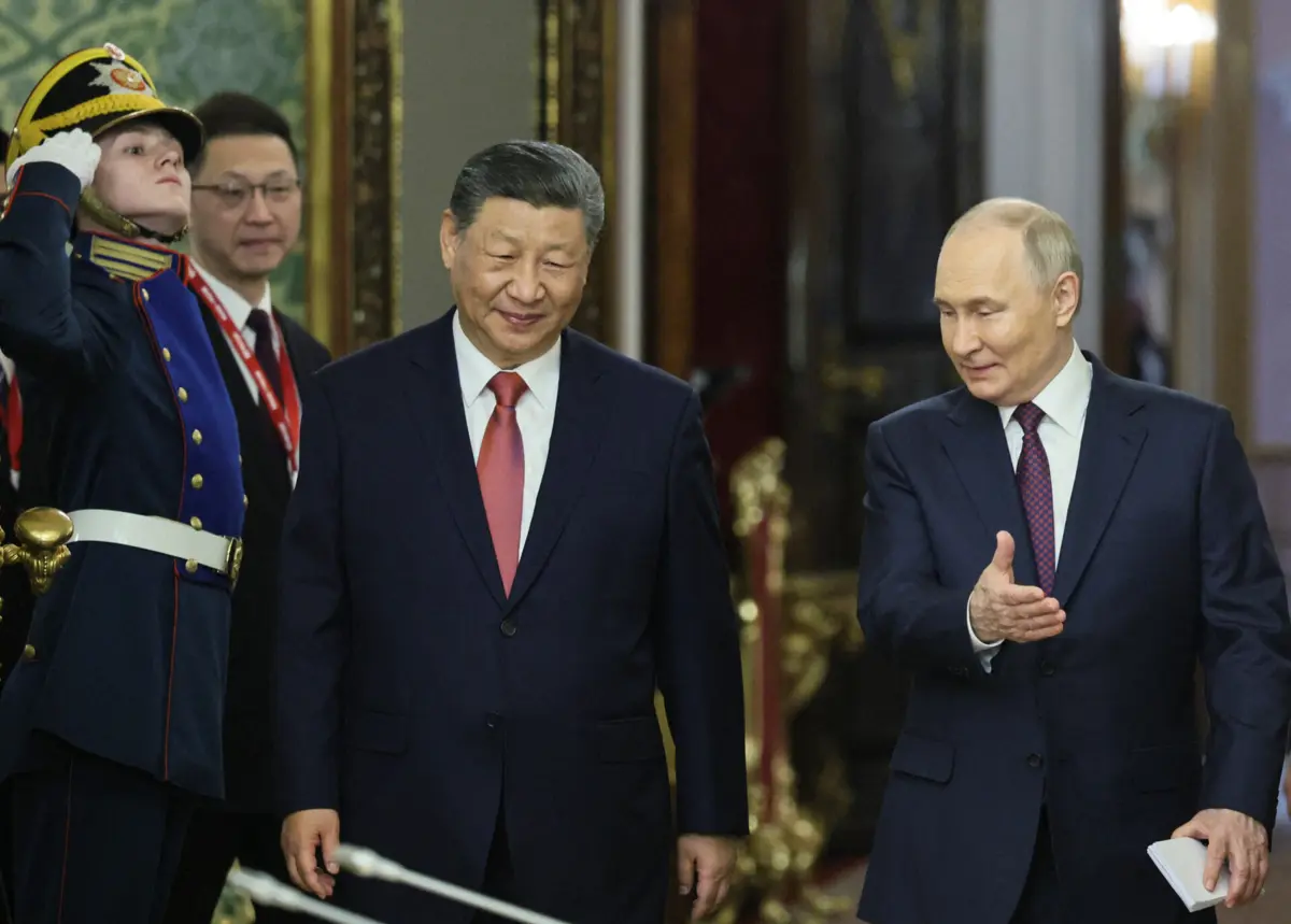 Vladimir Putin recebeu Xi Jinping no Kremlin, esta quinta-feira.