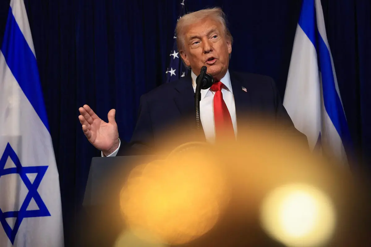 Trump pôs o seu nome em imóveis, campos de golfe, vodka, bifes, água engarrafada e na sua própria universidade