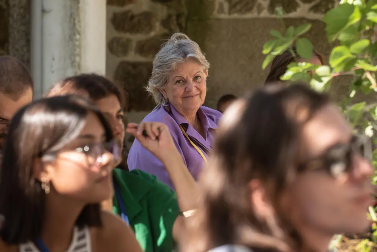 Elisa Ferreira entre jovens no Summer CEmp da Representação Portuguesa da Comissão Europeia