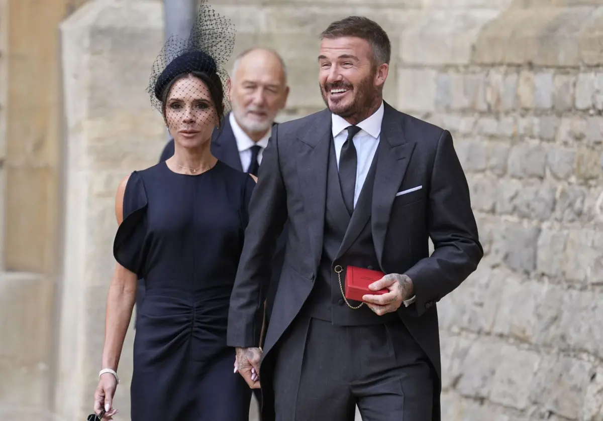 No Castelo de Windsor, David Beckham recebeu o título de cavaleiro das mãos de rei Carlos III, num dia em que a elegância de Victoria Beckham também brilhou