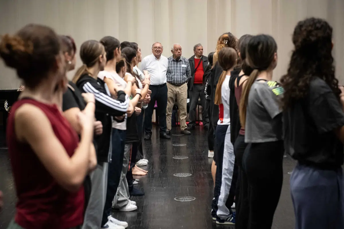 Imagem de contexto do artigo Casa da Música recebe espetáculo que rega os cravos que Abril plantou