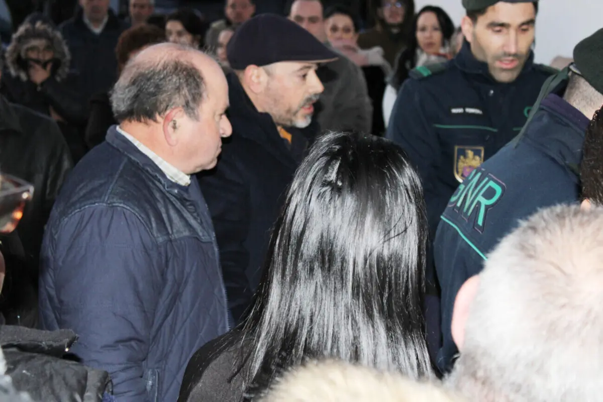 O padre, de boina, entrou com a ajuda da GNR, mas não celebrou