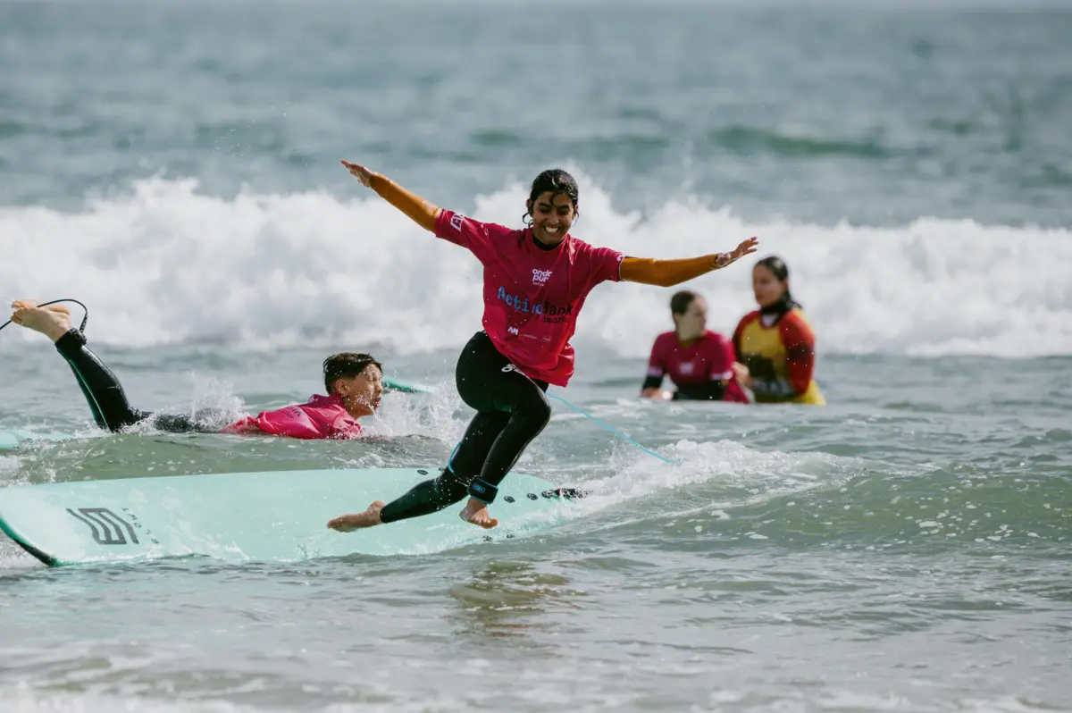 Crianças e jovens participaram num batismo de surf e numa ação de surf adaptado