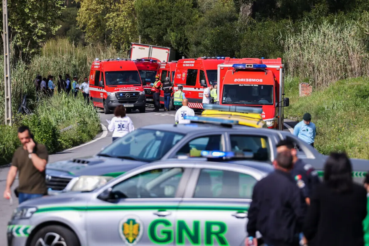Acidente mobilizou dezenas de bombeiros