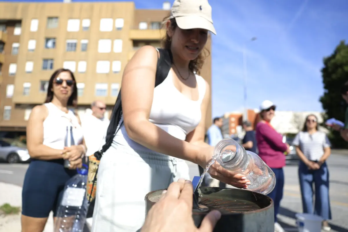 Filas para encher os garrafões de água no Porto