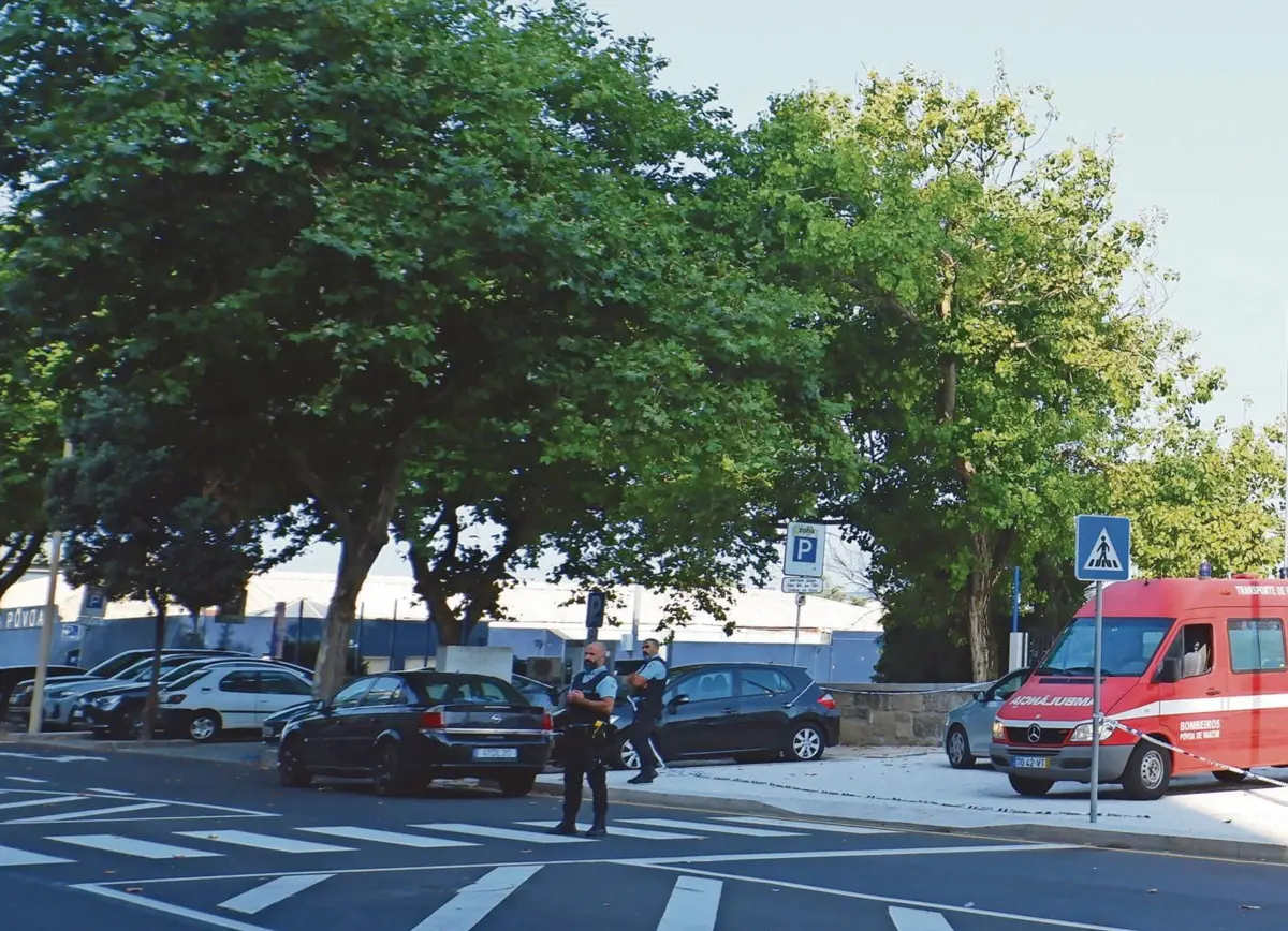 Vítima caiu ao chegar junto do automóvel, que foi sujeito a perícias