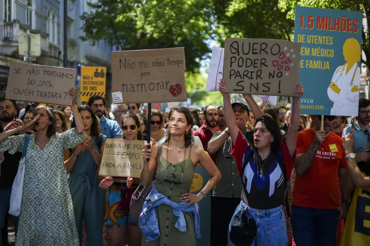 Imagem de contexto do artigo Médicos em greve protestam em frente ao ministério