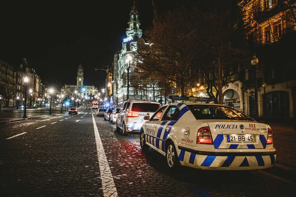 Jovem foi detido de madrugada na Avenida dos Aliados por ameaça e coação a polícias