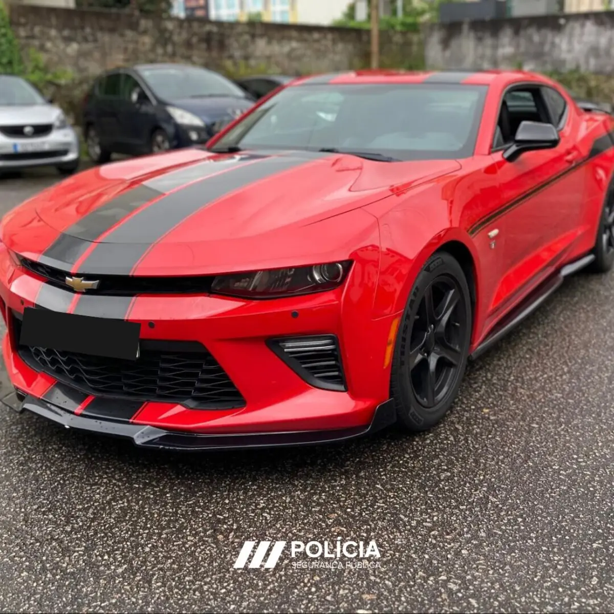 Policia desmantelou rede de tráfico que operava no Bairro do Dr. Nuno Pinheiro Torres, no Porto, e apreendeu um Chevrolet Camaro
