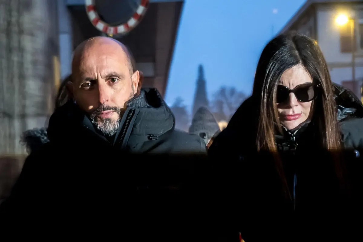 Jacques Moretti e Jessica Moretti à chegada a tribunal, em Sion