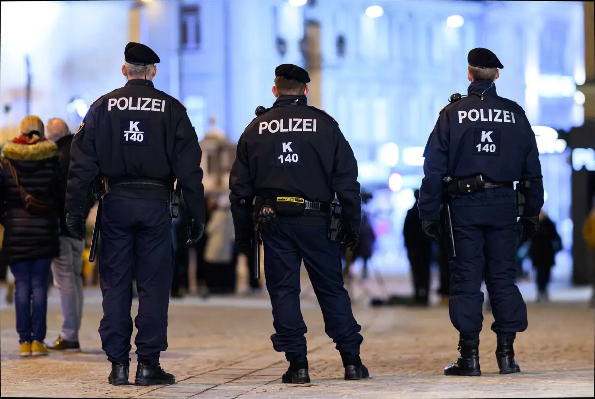 O Ministério Público suspeita que os detidos, na sua maioria jovens, utilizaram contas falsas nas redes sociais para atrair pessoas, sobretudo homossexuais, para encontros em locais remotos