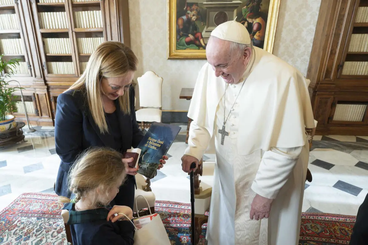 Filha de Giorgia Meloni numa reunião com o Papa Francisco no Vaticano