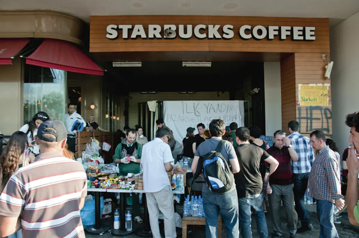 Os funcionários das empresas são aqueles que não atendem os clientes nas cafetarias