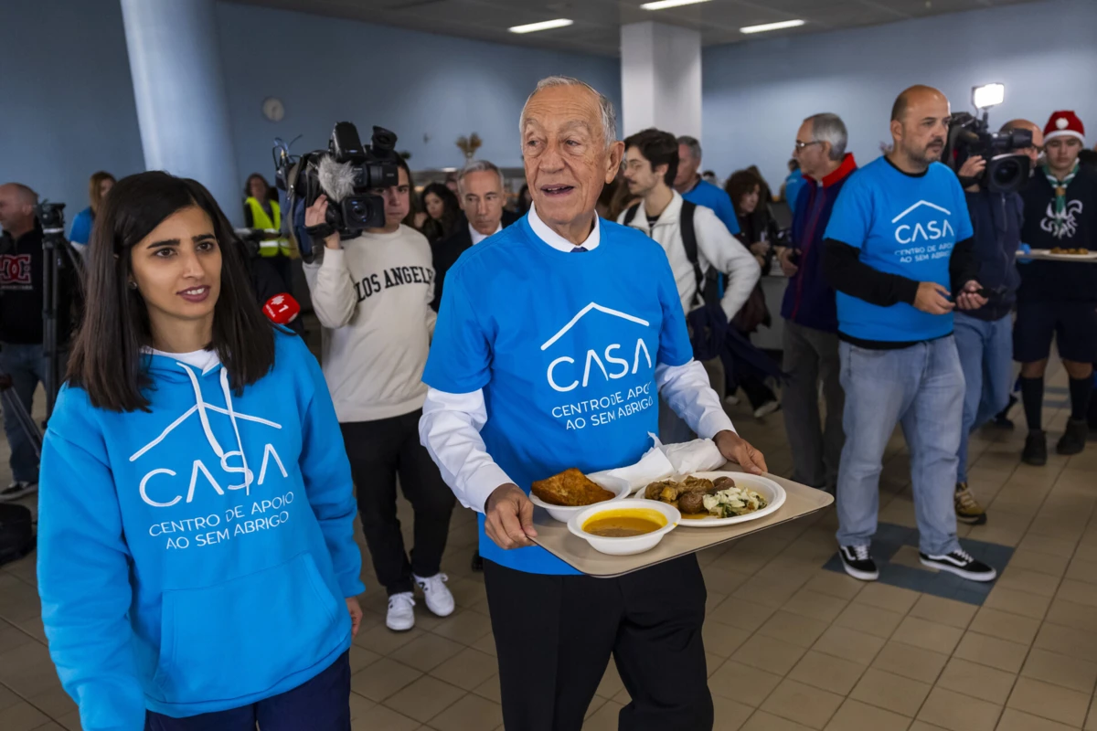 Marcelo Rebelo de Sousa esteve num almoço de Natal para pessoas em situação de sem-abrigo