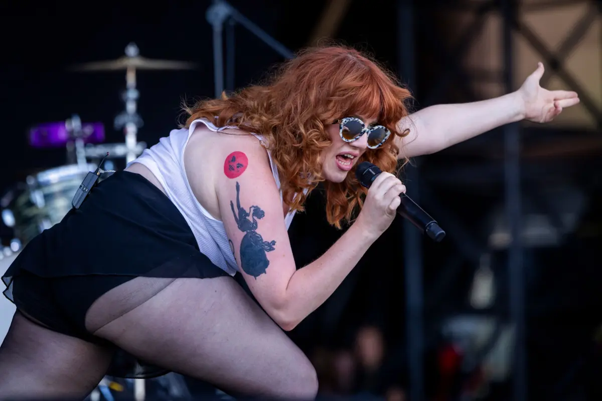 Ciara Mary-Alice Thompson, conhecida como CMAT