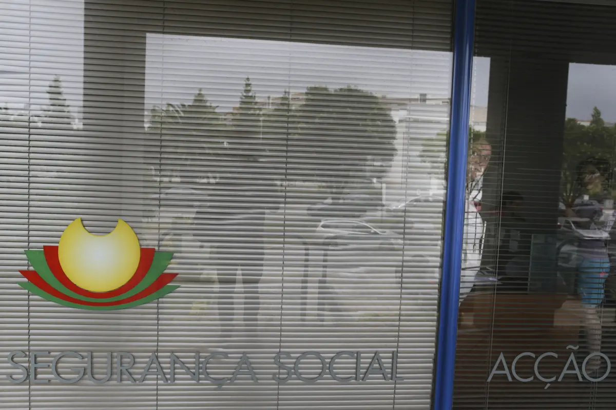 Imagem de contexto do artigo Mudanças ao IBAN na Segurança Social Direta passam a ter de ser feitas presencialmente