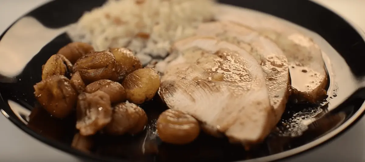 Peito de peru recheado com castanhas e maçã