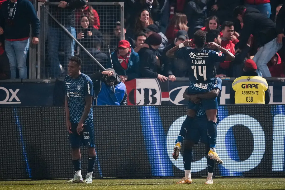 Espanhol Álvaro Djaló festeja ao colo de companheiro, após marcar o golo da vitória do Braga