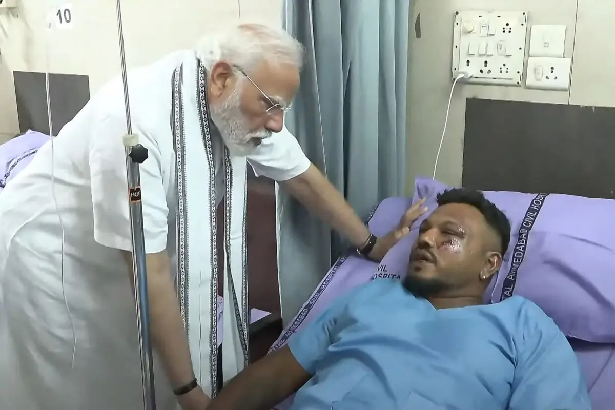 O primeiro-ministro indiano, Narendra Modi, visitou no hospital o único sobrevivente do acidente
