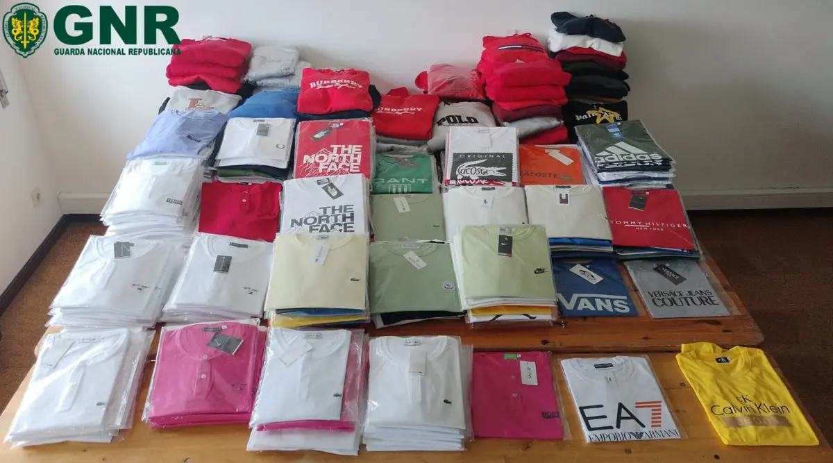 Foram apreendidos 428 artigos contrafeitos de vestuário