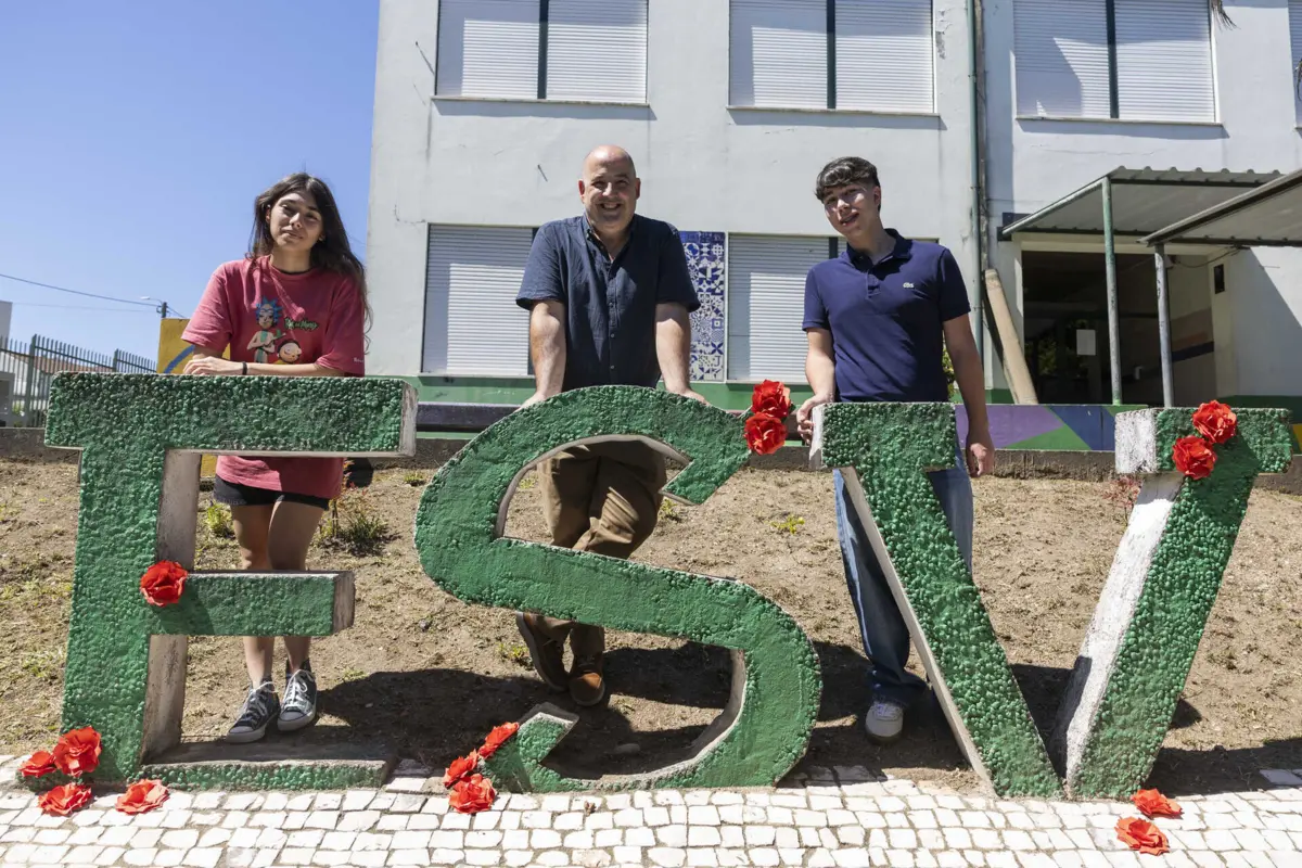 Os alunos de excelência Francisca Alves e Nuno Bessa com o diretor Albino Pereira