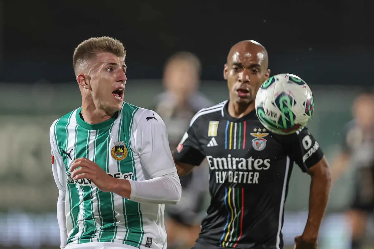 Disputa de bola entre Costinha e João Mário