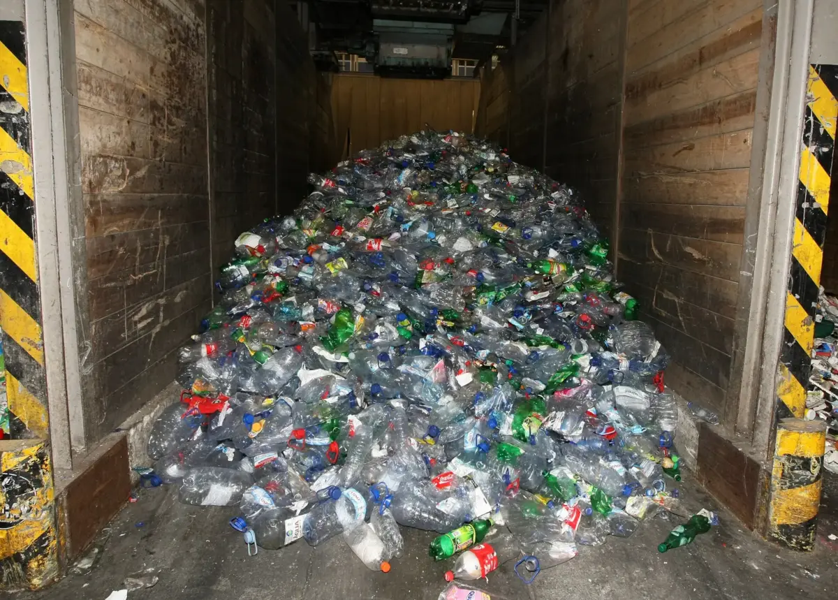 Devolver garrafas de plástico vai dar reembolso em abril - JN