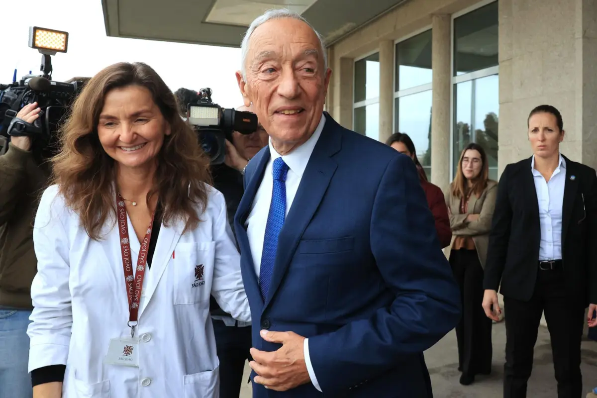 Marcelo Rebelo de Sousa à saída do Hospital de São João, onde foi operado de urgência a uma hérnia