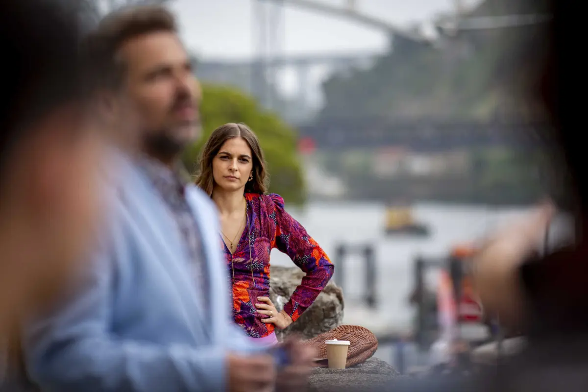 Pêpê Rapazote e Benedita Pereira no Muro dos Bacalhoeiros, na Ribeira portuense