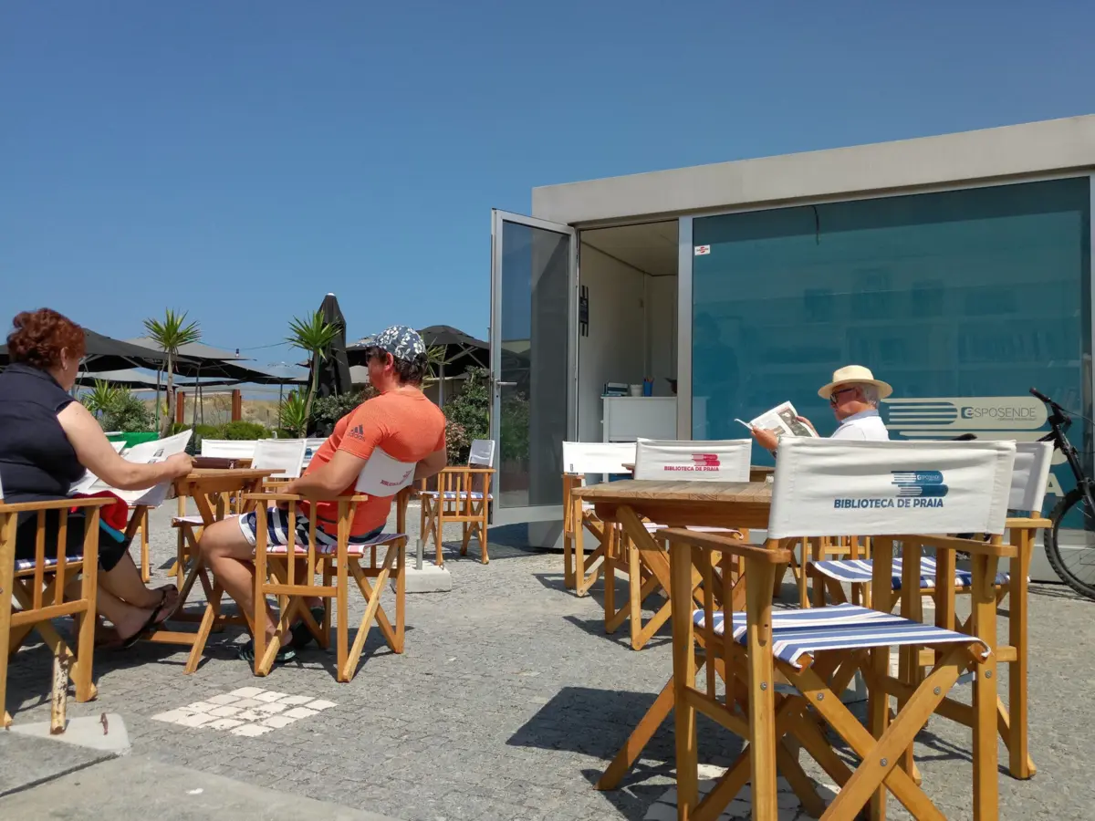 Projeto leva livros até à praia