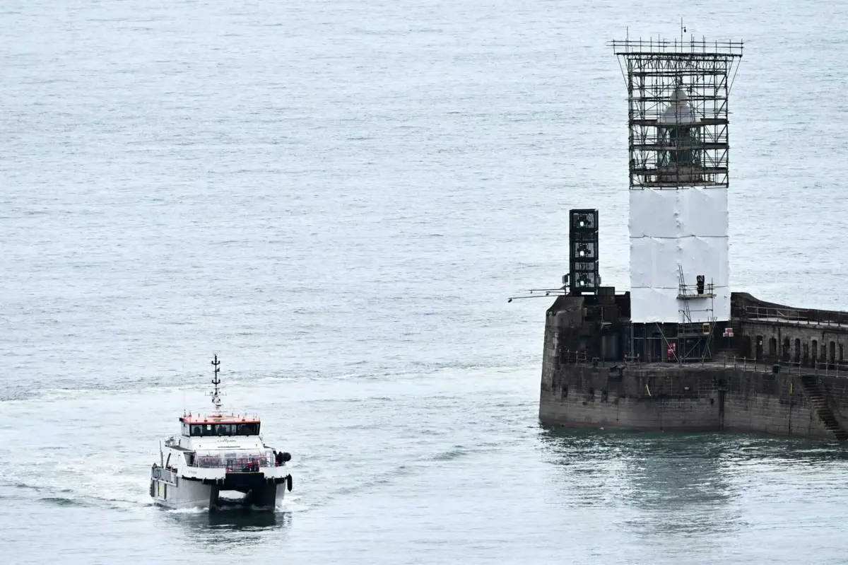 Catorze pessoas que seguiam a bordo deste barco foram recolhidas pelo navio, incluindo "um menor" que morreu e um ferido