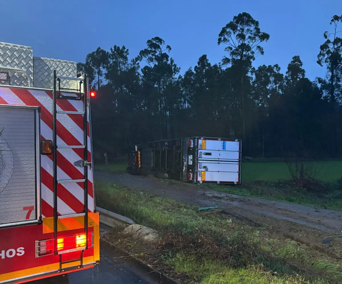 O camião galgou os rails da A3 entre Braga e Barcelos