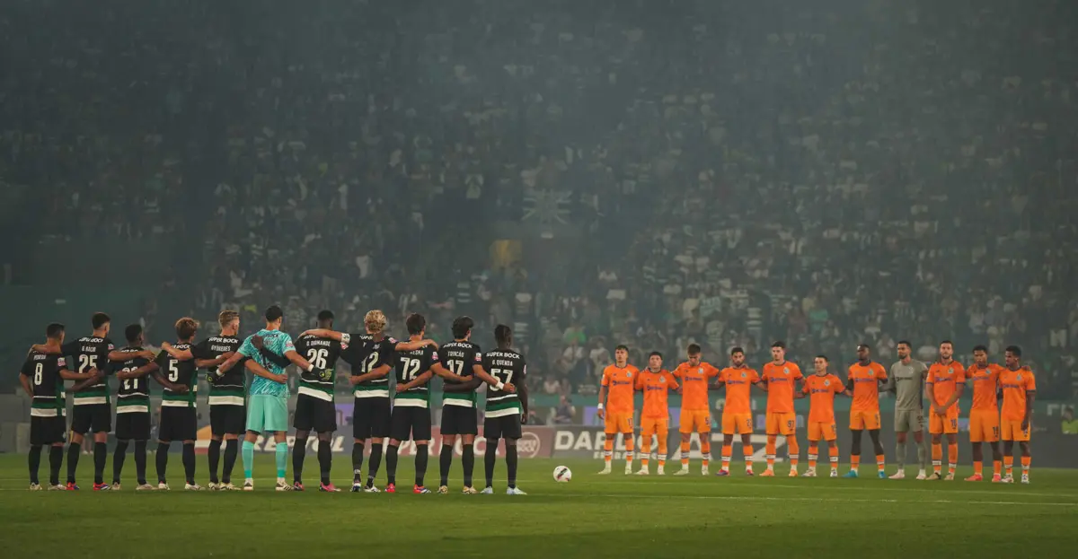 Minuto de silêncio cumprido no jogo para o campeonato entre Sporting e F. C. Porto
