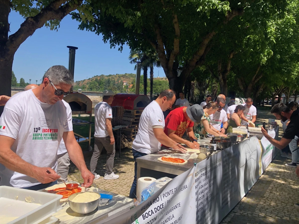 Foram colocados no centro do parque vários fornos