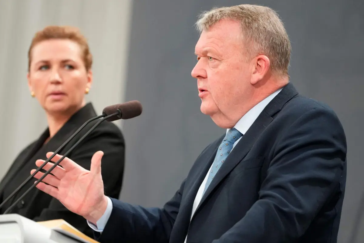 A primeira-ministra dinamarquesa Mette Frederiksen e o ministro dos Negócios Estrangeiros Lars Loekke Rasmussen
