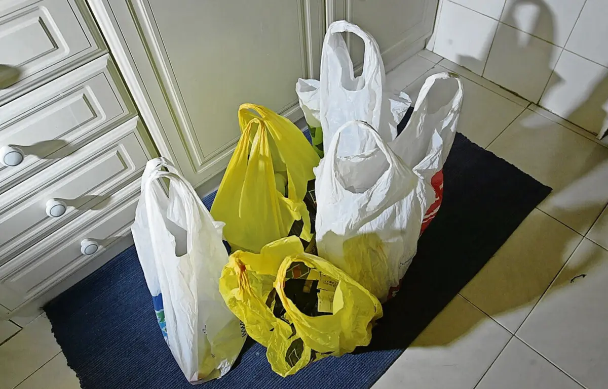 Governo prepara-se para taxar os sacos ultraleves, mas a contribuição que já incide sobre os sacos de plástico leves não está a travar o consumo