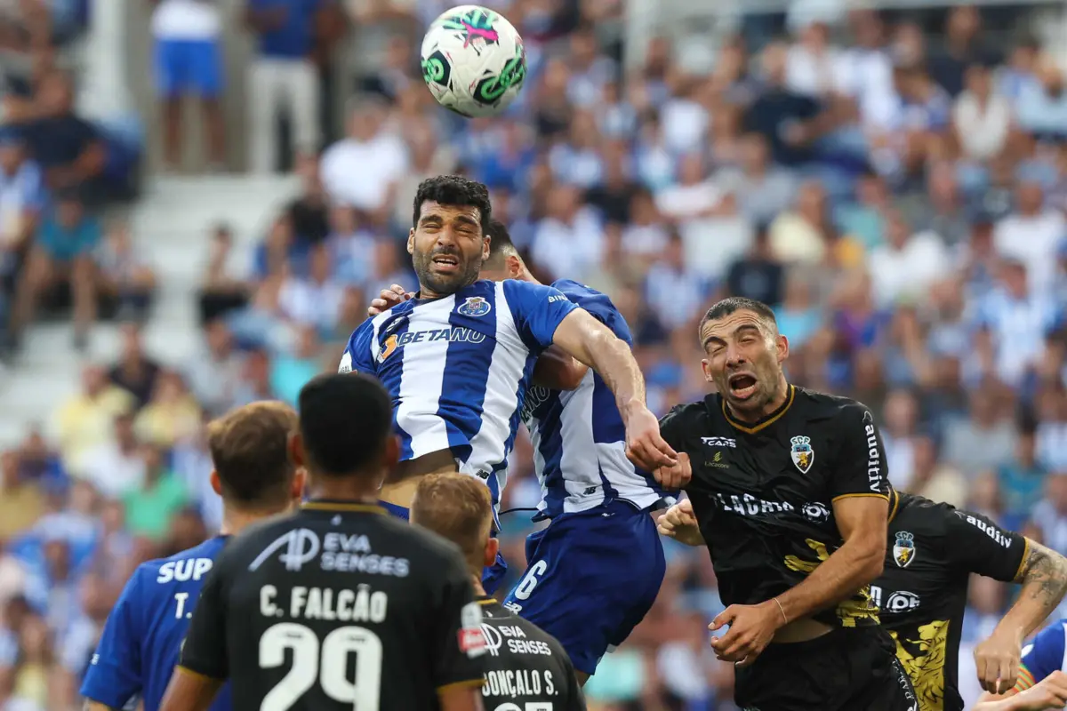 Taremi em ação no polémico jogo com o Arouca
